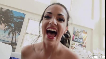 Грудастая красотка отлично отсосала член и трахнулась с работником