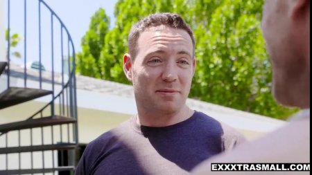 Телка в гольфах замутила секс втроем с мужиками