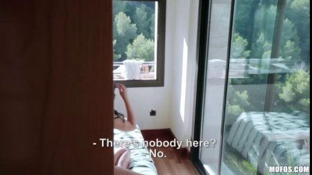 Телка дрочит член ногами и трахается с раком с парнем